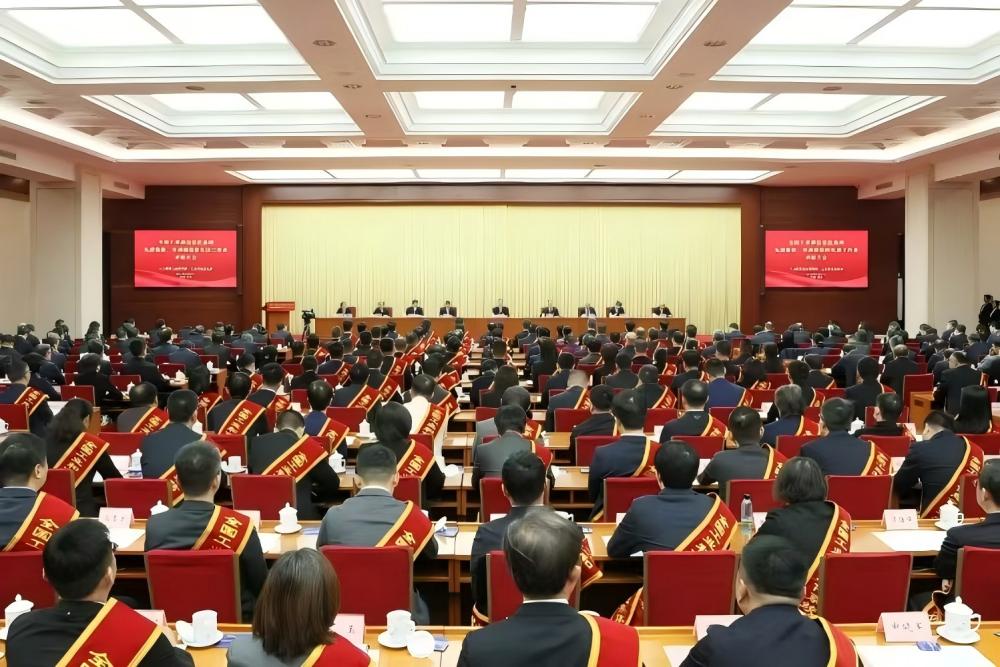 董事長(zhǎng)熊俊杰榮獲“全國(guó)工業(yè)和信息化系統(tǒng)勞動(dòng)模范”稱號(hào)！